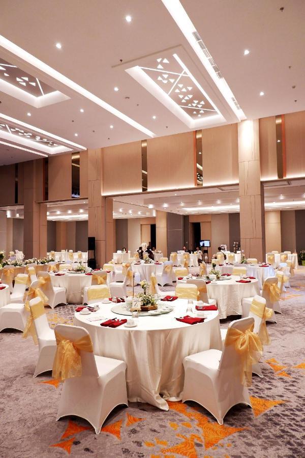 Harris Hotel & Conventions Bundaran Satelit Surabaya Buitenkant foto