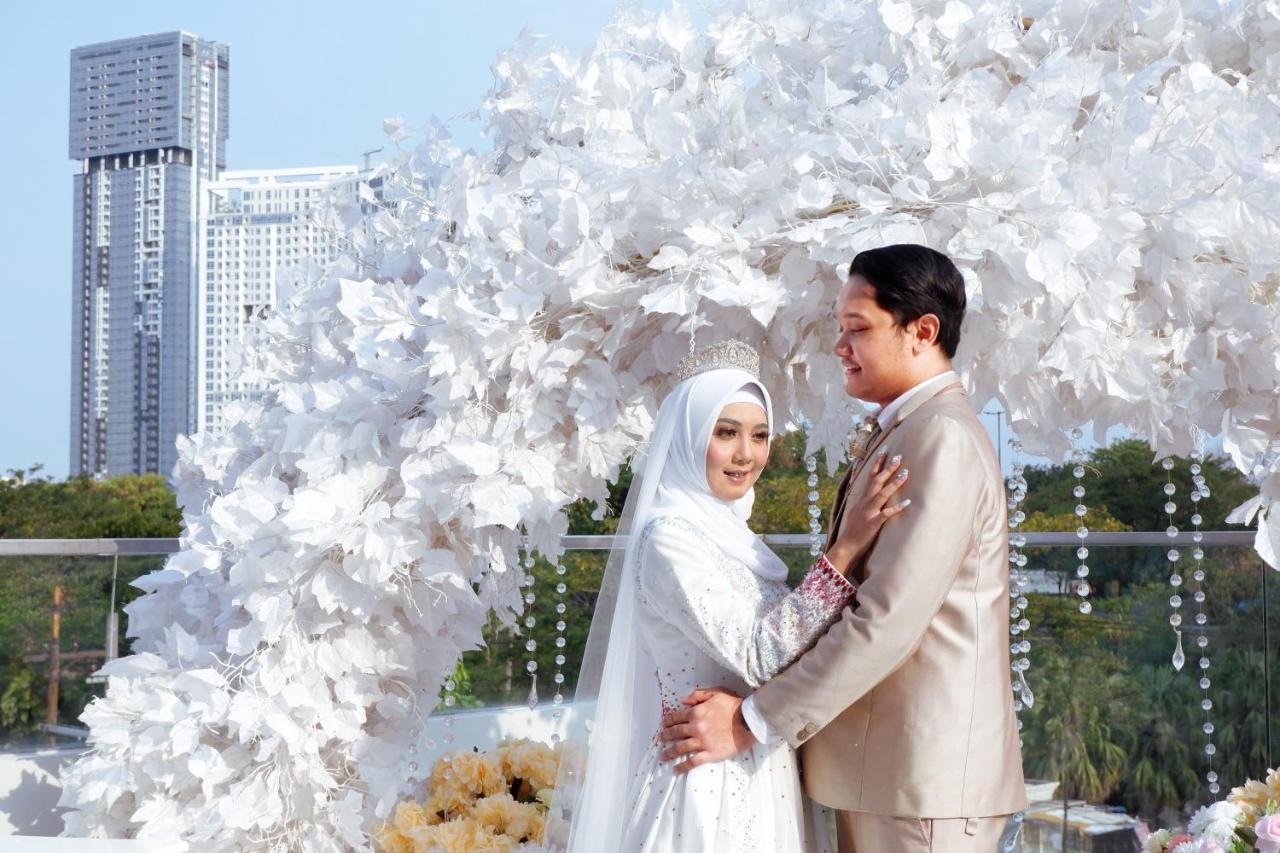 Harris Hotel & Conventions Bundaran Satelit Surabaya Buitenkant foto