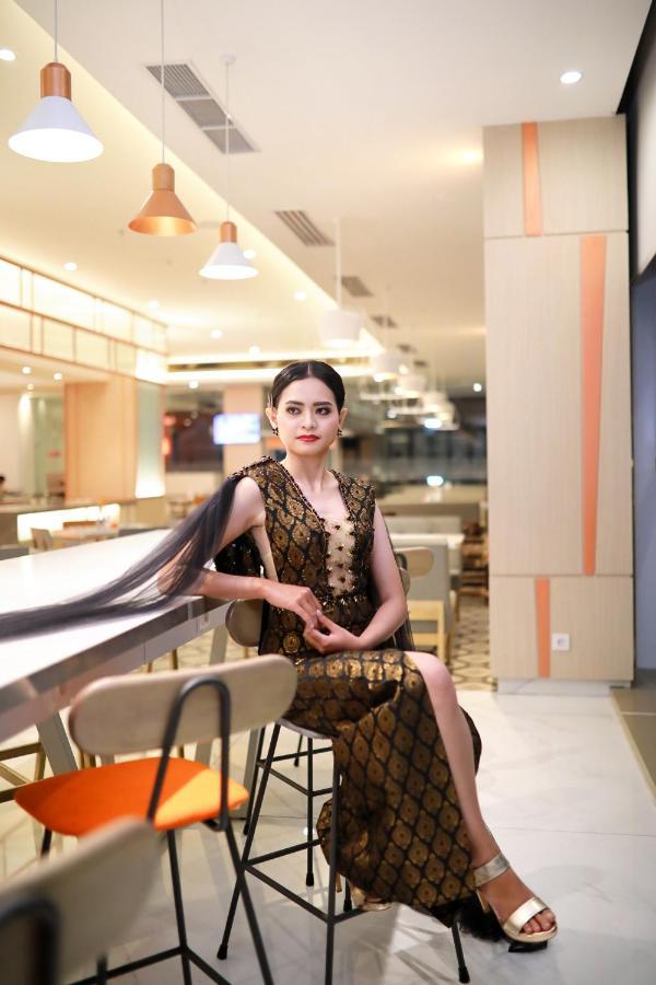 Harris Hotel & Conventions Bundaran Satelit Surabaya Buitenkant foto