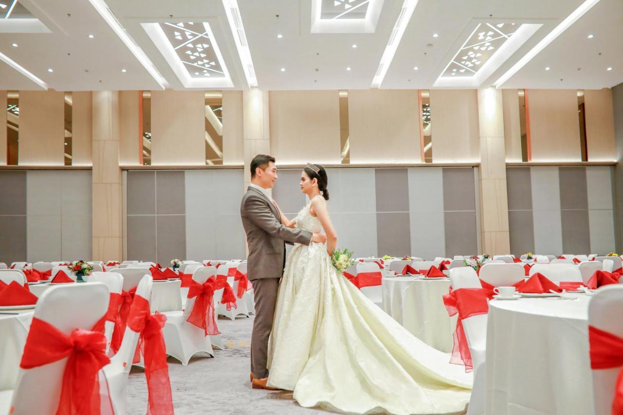 Harris Hotel & Conventions Bundaran Satelit Surabaya Buitenkant foto