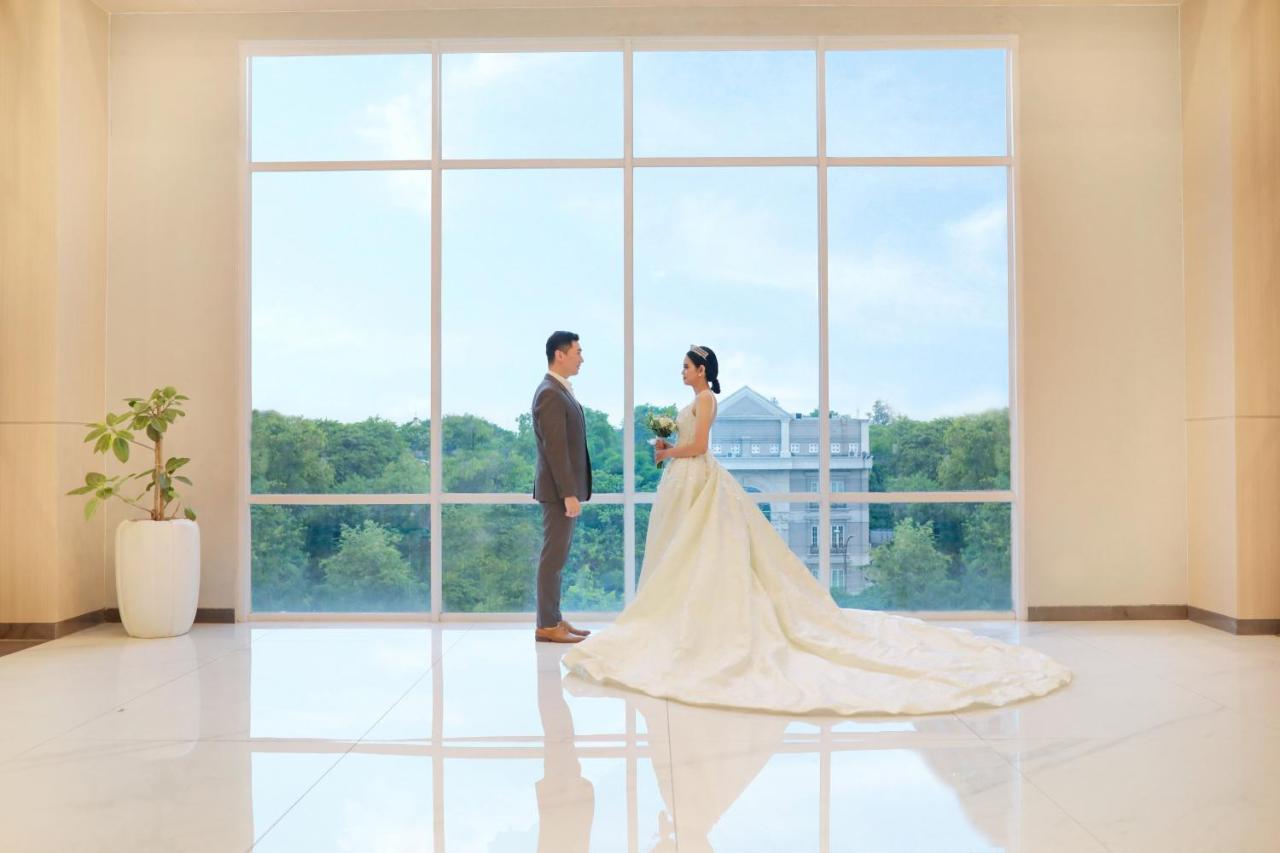 Harris Hotel & Conventions Bundaran Satelit Surabaya Buitenkant foto