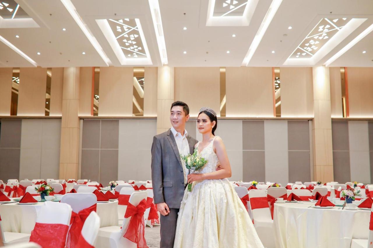 Harris Hotel & Conventions Bundaran Satelit Surabaya Buitenkant foto